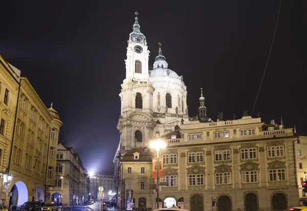 Iglesia de Nicolás en Mala Strana o Lesser side, hermosa parte antigua de Praga, República Checa (Vista nocturna ) — Foto de Stock