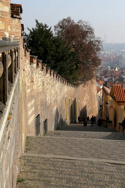 Bezienswaardigheden, in het Praagse kasteelcomplex, Tsjechië. Kasteel van Praag is de meest bezochte attractie in de stad. — Stockfoto