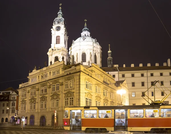 Kostel v Mala Strana nebo menší boční, krásné staré části města Praha, Česká republika (noční pohled) — Stock fotografie