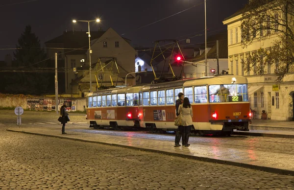 Movimiento de tranvías y peatones a la vida nocturna Praga, República Checa — Foto de Stock