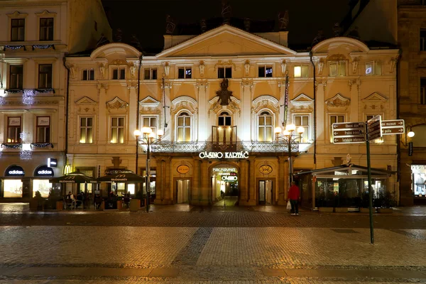 Oude herenhuizen (nacht zicht) in Praag, Tsjechië — Stockfoto