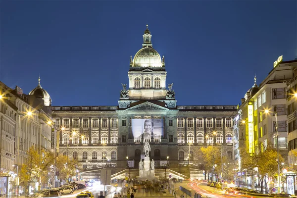 Vista nocturna de la Plaza de Wenceslao en la Ciudad Nueva de Praga, República Checa — Foto de Stock