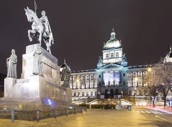 Natt syn på Vaclavplatsen i den nya staden i Prag, Tjeckien — Stockfoto