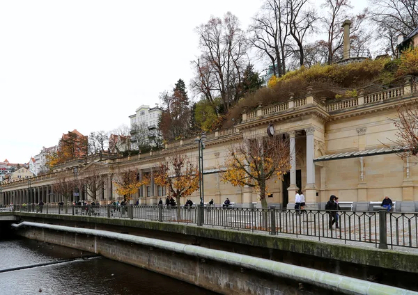 Karlovy Vary (Carlsbad) - famosa ciudad balneario en el oeste de Bohemia, destino turístico muy popular en la República Checa — Foto de Stock