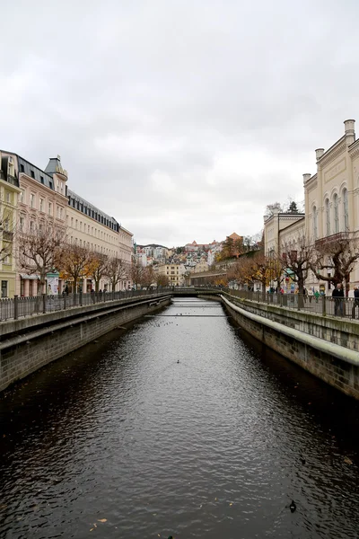 Karlovy Vary (Carlsbad) - famosa cidade termal no oeste da Boêmia, destino turístico muito popular na República Checa — Fotografia de Stock