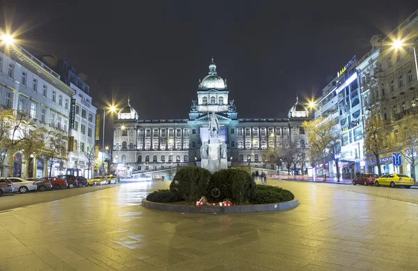 Natt syn på Vaclavplatsen i den nya staden i Prag, Tjeckien — Stockfoto