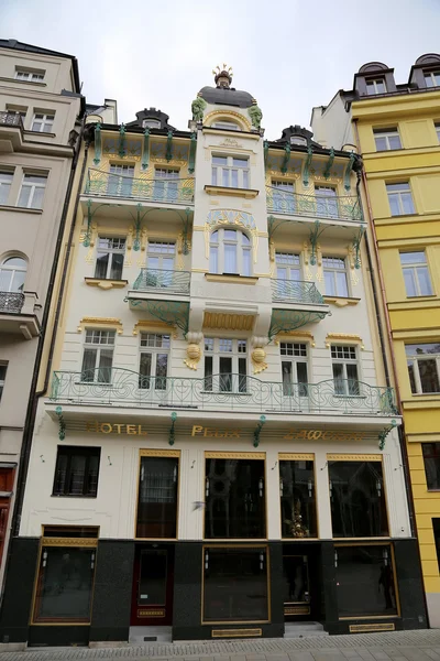 Karlovy Vary (Carlsbad) - famosa ciudad balneario en el oeste de Bohemia, destino turístico muy popular en la República Checa — Foto de Stock