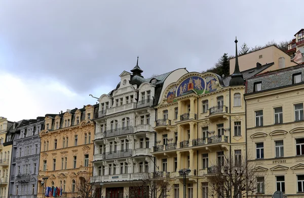 Karlovy Vary (Carlsbad) - faimos oraș spa din vestul Boemiei, o destinație turistică foarte populară în Republica Cehă — Fotografie, imagine de stoc