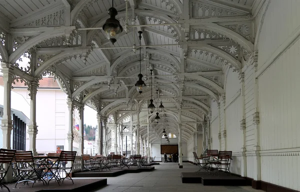 Karlovy Vary (Karlovy Vary) – proslulé lázeňské město v západních Čechách, velmi populární turistickou destinací v České republice — Stock fotografie