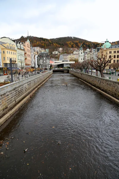 Karlovy Vary (Carlsbad) - kota spa terkenal di Bohemia barat, tujuan wisata yang sangat populer di Republik Ceko — Stok Foto