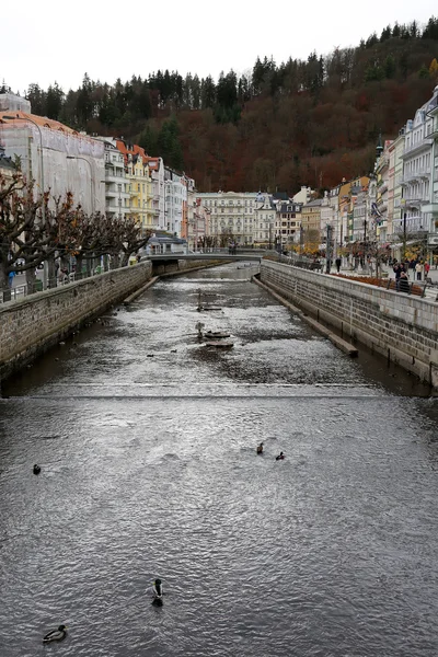 Karlovy Vary (Carlsbad) - famosa ciudad balneario en el oeste de Bohemia, destino turístico muy popular en la República Checa — Foto de Stock