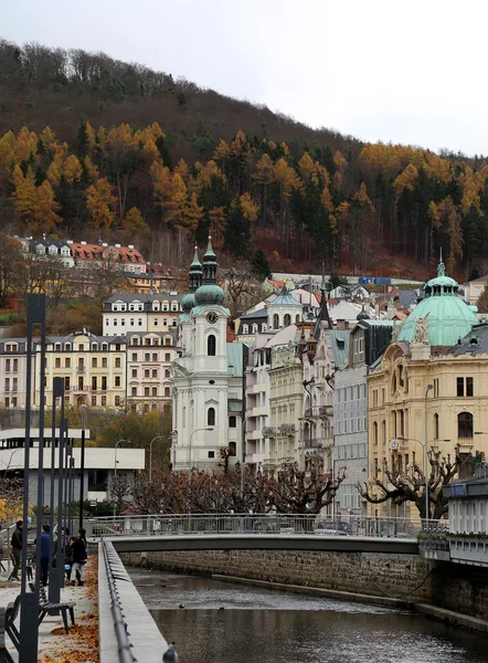 Karlovy Vary (Carlsbad) - famosa ciudad balneario en el oeste de Bohemia, destino turístico muy popular en la República Checa — Foto de Stock
