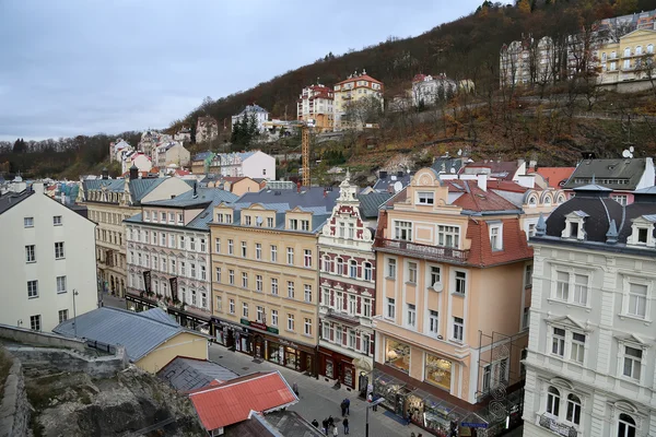 Karlovy Vary (Carlsbad)--beroemde spa stad in West-Bohemen, zeer populaire toeristische bestemming in Tsjechische Republiek — Stockfoto