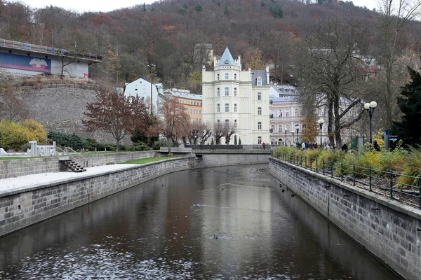 Karlovy Vary (Carlsbad) - kota spa terkenal di Bohemia barat, tujuan wisata yang sangat populer di Republik Ceko — Stok Foto