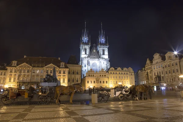 Iluminações noturnas do conto de fadas Igreja de Nossa Senhora Tyn (1365) na cidade mágica de Praga, República Checa — Fotografia de Stock