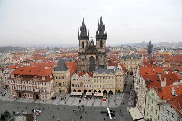 Guds moders gotiska kyrka framför Tyn på torget i Gamla stan i Prag, Tjeckien — Stockfoto