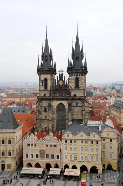 Guds moders gotiska kyrka framför Tyn på torget i Gamla stan i Prag, Tjeckien — Stockfoto