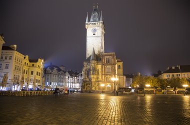 Prag 'daki eski belediye binası (Gece Manzarası), Çek Cumhuriyeti' nin Eski Şehir Meydanı manzarası