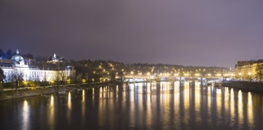 Prague, Çek Cumhuriyeti için Vltava Nehri'nin bir gece görünümü