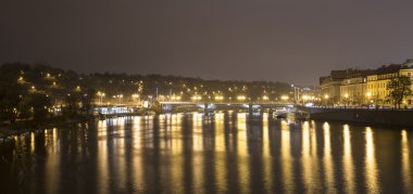 Prague, Çek Cumhuriyeti için Vltava Nehri'nin bir gece görünümü