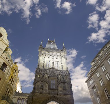 Barut Kulesi'nin (kapısı) akşam, Prague, Çek Cumhuriyeti. Geri 11. yüzyıldan kalma orijinal şehir kapıları biridir. Prague Old Town önde gelen semboller biridir.