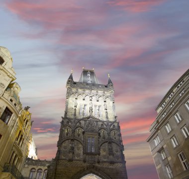 Barut Kulesi'nin (kapısı) akşam, Prague, Çek Cumhuriyeti. Geri 11. yüzyıldan kalma orijinal şehir kapıları biridir. Prague Old Town önde gelen semboller biridir.