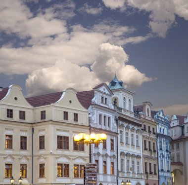 Eski kasaba evleri (gece görünümü) Prag, Çek Cumhuriyeti