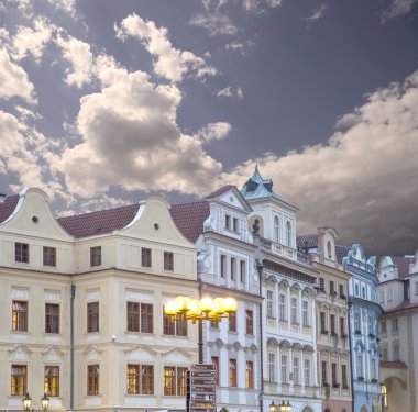 Eski kasaba evleri (gece görünümü) Prag, Çek Cumhuriyeti