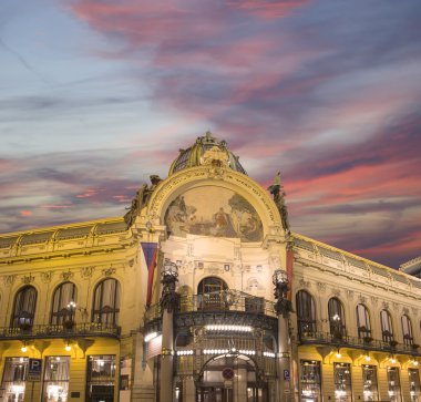 Çek Cumhuriyeti 'nin Prag kentinde önemli bir tarihi eser ve konser salonu olan Belediye Binası' nın (1912) manzarası