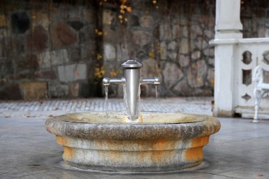 Karlovy Vary 'deki (Carlsbad) termal maden kaynağı -- Batı Bohemya' daki ünlü spa şehri, Çek Cumhuriyeti 'nde çok popüler bir turizm merkezi.