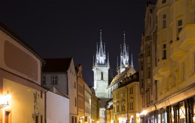 Çek Cumhuriyeti 'nin Prag kentindeki Leydi Tyn Kilisesi' nin (1365) gece vakti aydınlanması.