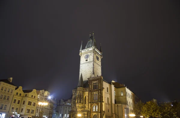 Ayuntamiento de Ciudad Vieja en Praga (Vista nocturna), vista desde la Plaza de la Ciudad Vieja, República Checa — Foto de Stock