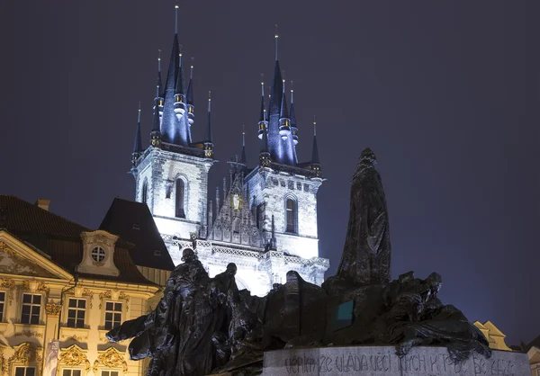 Nachtverlichting van de sprookjesachtige Kerk van Onze Lieve Vrouw Tyn (1365) in de Magische stad Praag, Tsjechië — Stockfoto