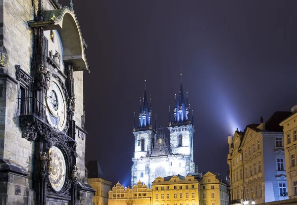 チェコ共和国のプラハの旧市街広場で中世の天文時計の夜景 — ストック写真