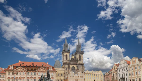 Guds moders gotiska kyrka framför Tyn på torget i Gamla stan i Prag, Tjeckien — Stockfoto