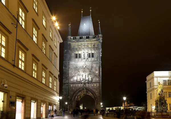 The Powder Tower o Powder Gate es una torre gótica en Praga, República Checa (Vista nocturna ) — Foto de Stock