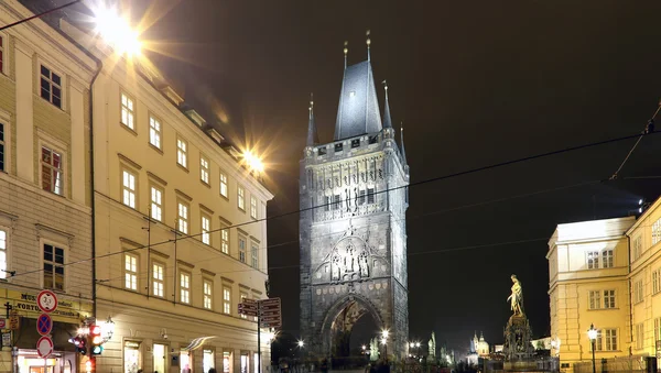 The Powder Tower o Powder Gate es una torre gótica en Praga, República Checa (Vista nocturna ) — Foto de Stock