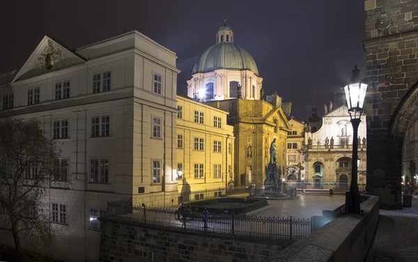 Estatua de bronce de Carlos IV en Praga, República Checa (Vista nocturna ) — Foto de Stock