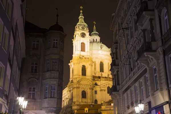 マラー ストラナまたは低い側、美しい古い部分のプラハ、チェコ共和国 (夜景のニコラス教会) — ストック写真