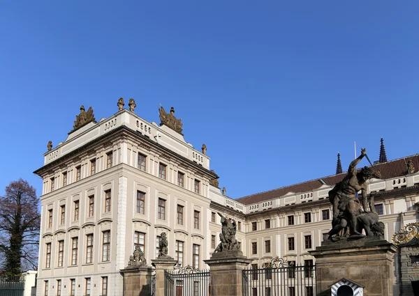 Blick auf das Gebäude des Präsidenten der Republik in Prag, Tschechien — Stockfoto