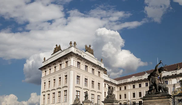 Kilátás az épület a köztársasági elnök Prágában, Cseh Köztársaság — Stock Fotó