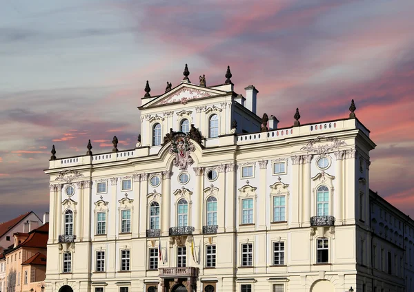 Palais archevêque, célèbre bâtiment à l'entrée principale du Château de Prague, République tchèque. Prague est l'une des capitales les plus visitées d'Europe — Photo