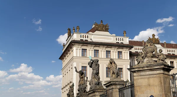 Utsikt över byggnaden av republikens president i Prag, Tjeckien — Stockfoto