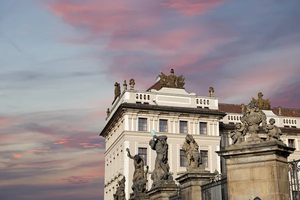 Blick auf das Gebäude des Präsidenten der Republik in Prag, Tschechien — Stockfoto