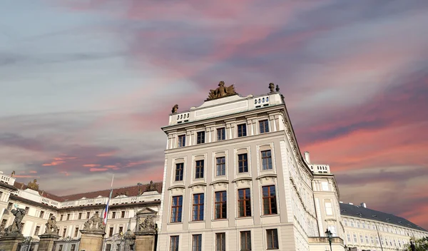 Vista del edificio del Presidente de la República en Praga, República Checa — Foto de Stock