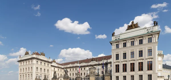 Blick auf das Gebäude des Präsidenten der Republik in Prag, Tschechien — Stockfoto