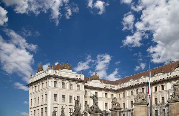 Utsikt över byggnaden av republikens president i Prag, Tjeckien — Stockfoto