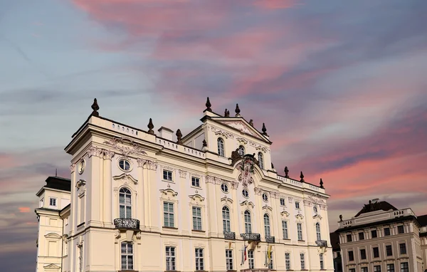 Palácio do Arcebispo, famoso edifício na entrada principal do Castelo de Praga, República Checa. Praga é uma das capitais mais visitadas da Europa — Fotografia de Stock