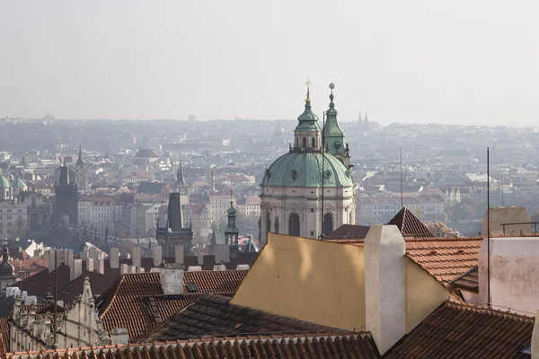 Stadsbild av Prag ovanifrån, Tjeckien — Stockfoto