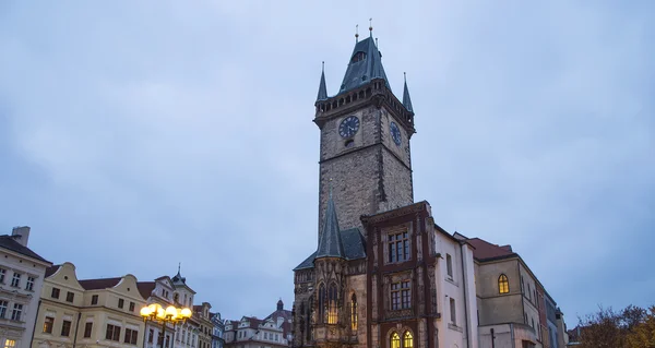 Ayuntamiento de Ciudad Vieja en Praga (Vista nocturna), vista desde la Plaza de la Ciudad Vieja, República Checa — Foto de Stock